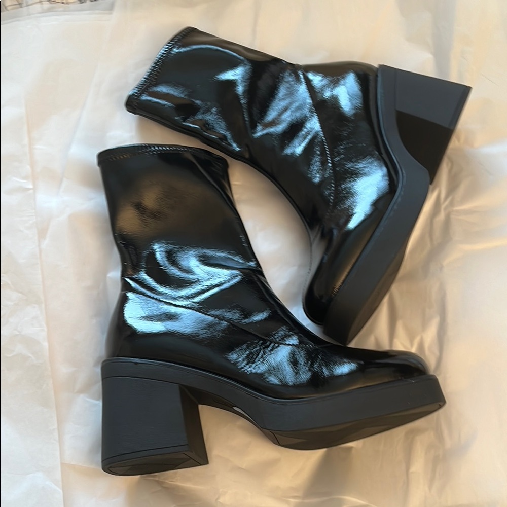 Shiny Black Women's Ankle Boots!
Call it spring 👢